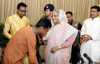 ডাকসু ভিপি নুরের মাথায় হাত বুলিয়ে দিলেন প্রধানমন্ত্রী