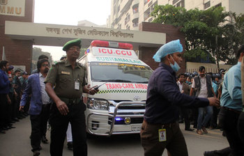 ওবায়দুল কাদেরকে হাসপাতাল থেকে সিঙ্গাপুরে নেয়ার সময়ের ছবি