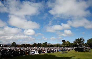 নিউজিল্যান্ডে জুমার নামাজে মানুষের ঢল