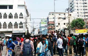 নিরাপদ সড়কের দাবিতে উত্তাল রাজধানী