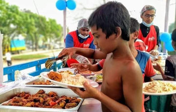 ১ টাকায় আনলিমিটেড খাবার পাচ্ছে পথশিশুরা