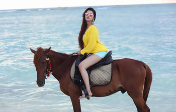 ঘোড়ার পিঠে উচ্ছ্বল পরীমনি