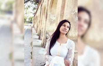 ইন্টারনেট কাঁপাচ্ছেন যে সুন্দরী নতুন মডেল