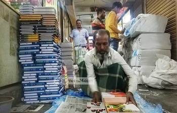 বইমেলাকে ঘিরে ব্যস্ত বাংলাবাজার