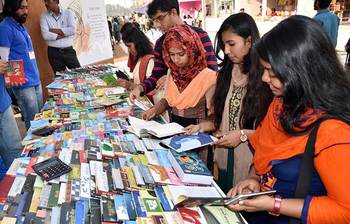 পাঠকের পদভারে মুখরিত বইমেলা প্রাঙ্গণ
