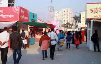 বইমেলার মাঠে বইপ্রেমীরা