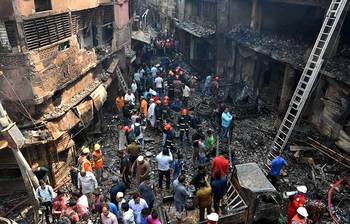 ভয়াবহ অগ্নিকাণ্ডে মৃত্যুপুরী চকবাজারের হৃদয়বিদারক দৃশ্য