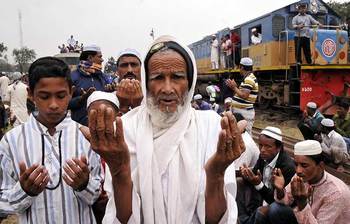 ইজতেমায় আখেরি মোনাজাতে মুসল্লির