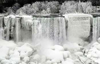 বরফে ঢাকা চোখজুড়ানো নায়াগ্রা জলপ্রপাত