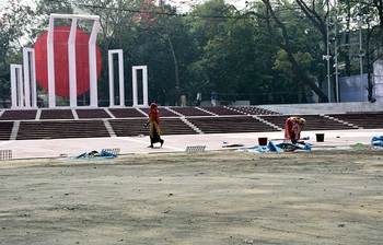 ভাষা সংগ্রামীদের শ্রদ্ধা নিবেদনের জন্য প্রস্তুত শহীদ মিনার