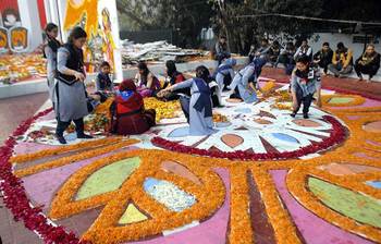 ফুলে ফুলে ছেয়েছে স্মৃতির মিনার