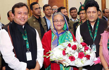 নিরঙ্কুশ বিজয়ে প্রধানমন্ত্রীকে অভিনন্দন জানালেন তারকারা