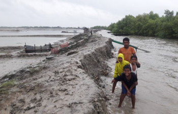 ছবিতে দেখুন বুলবুলের প্রভাবে উপকূলীয় এলাকার ঝুঁকিপূর্ণ অবস্থা