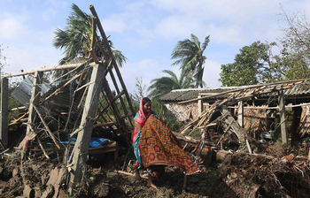 ছবি দেখুন ঘূর্ণিঝড়ের আঘাতে লন্ডভন্ড ভারতের উপকূল