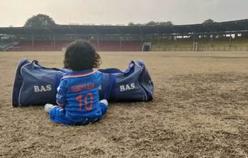 দেখুন মাঠে ব্যাট হাতে ১০ মাসের শচীনকে