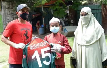 মুশফিক দেখা করলেন সেই ক্রিকেটার মা-ছেলের সাথে