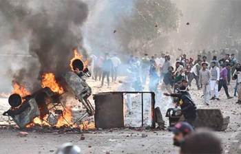 দেখুন দিল্লিতে ধর্মীয় সহিংসতার ছবি