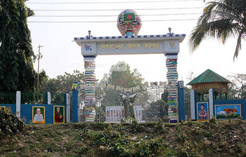 কলেজের চোখজুড়ানো প্রবেশদ্বার