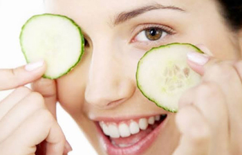 সহজে প্রাকৃতিক উপায়ে চোখের ডার্ক সার্কল দূর করবেন যেভাবে