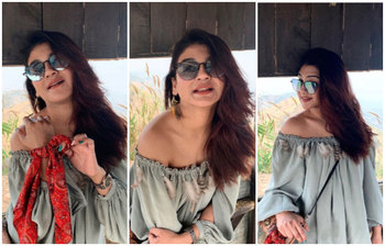 কালো চশমায় আকর্ষণীয় জয়া