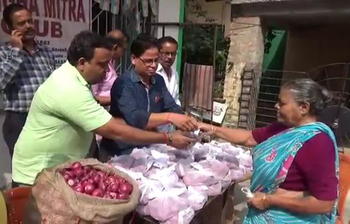 তহবিলের টাকায় এলাকার মানুষের মাঝে পেঁয়াজ বিতরণ