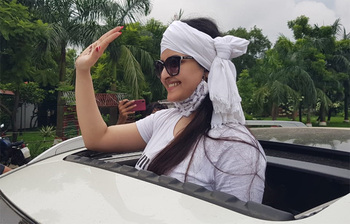 মুক্তি পেয়ে হাস্যোজ্জ্বল পরীমনি