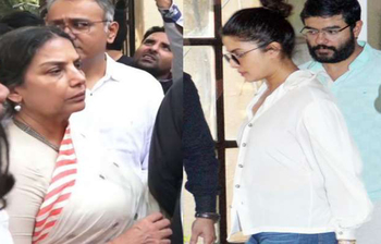 শাবানার মায়ের মৃত্যুতে শ্রদ্ধা জানাতে হাজির প্রিয়াঙ্কা