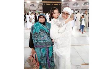 ওমরাহ হজ শেষে মেয়ের সঙ্গে ছবিতে পূর্ণিমা