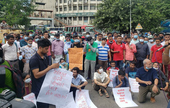 ছবিতে দেখুন ধর্ষকদের শাস্তি চেয়ে শাহবাগে অবরোধ