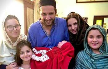 ছবিতে দেখুন সদ্য জন্ম নেয়া মেয়েসহ আফ্রিদির পরিবার