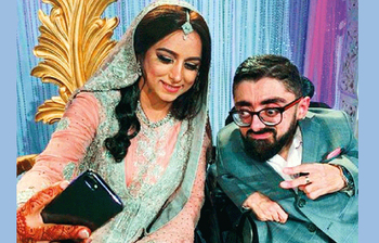 ছয় ফুট লম্বা পাত্রীর সাথে দুই ফুট পাত্রের রাজকীয় বিয়ে