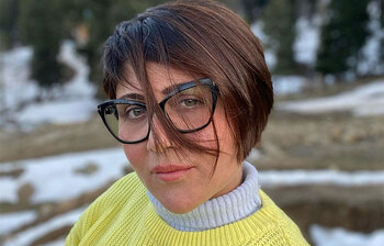 যে কারণে হলুদ সোয়েটারে স্মৃতিকাতর স্বস্তিকা