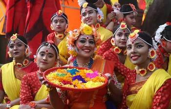 বসন্ত উৎসবে ভালোবাসার রঙ