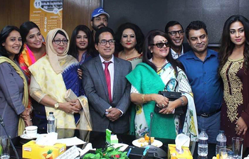 ছবিতে দেখুন আয়কর দিবসে তারকারা