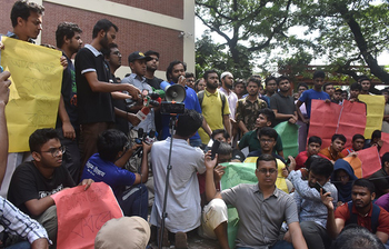 ছবিতে আবরার হত্যার বিচারের দাবিতে উত্তাল বুয়েট