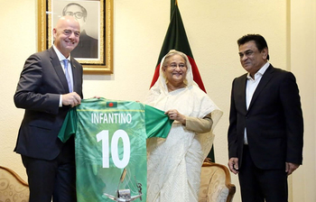 ছবিতে দেখুন প্রধানমন্ত্রীকে জার্সি উপহার দিলেন ফিফা সভাপতি
