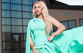 যে নারী শুধু গোসলের জন্য লাখ লাখ টাকা খরচ করেন