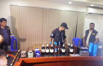 ছবিতে দেখুন সম্রাটের কার্যালয়ে যা পাওয়া গেছে