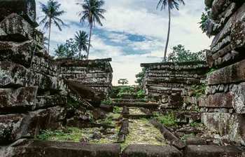 প্রশান্ত মহাসাগরের মাঝে রহস্যময় যে দ্বীপনগর!
