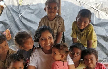 ক্যান্সার আক্রান্ত যে নারী শতাধিক শিশুদের খাবার দিচ্ছেন