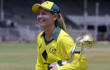 বড় বড় ব্যাটসম্যানদের রেকর্ড ভেঙে দিলেন যে নারী ক্রিকেটার