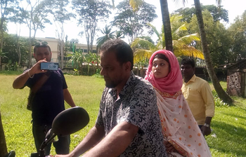 ছবিতে দেখুন বাবার মোটরসাইকেলে চড়ে আদালতে মিন্নি