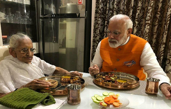 মায়ের সাথে মোদির অন্যরকম জন্মদিন পালন