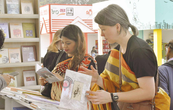 বইমেলায় বিদেশিদের আনাগোনা