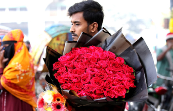 প্রিয় মানুষের জন্য ফুল ও ভালোবাসা