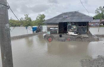 উপকূল ছাড়ছেন স্থানীয়রা