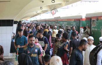 ভোগান্তি ছাড়াই ট্রেনে বাড়ি ফিরছে মানুষ