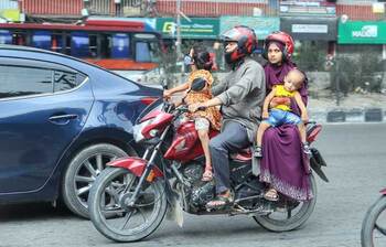 রাজধানীতে ফিরছে মানুষ