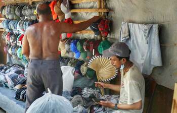 আষাঢ়ের রোদে অতিষ্ঠ নগরবাসী