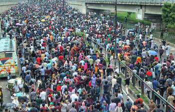 শিক্ষার্থীদের দখলে বাড্ডার সড়ক